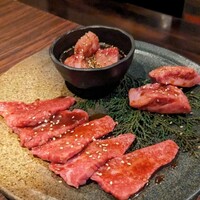 李休 千日前 - 「漬け焼きゲタカルビ」1298円　と「ロース」1078円