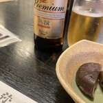 Echigo Soba Yahiko - アサヒ熟撰小瓶550円　お通しはお出汁の染みた椎茸