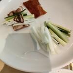 香港飲茶専門店 香港大飯店 - お皿の下に皮が蒸し器に入っていて巻いて食べるようになっていました。