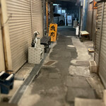 魚虎 - 小道を進むと足元に看板が見えます