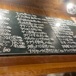 魚虎 - カウンター席頭上にメニュー板あり〼