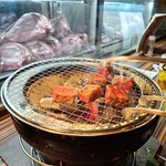 Mi kakuen - 高価なお肉はお店のスタッフが焼いてくれます