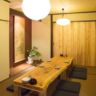 We have a completely private tatami room that can accommodate up to 10 people for various banquets, etc.