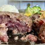 GRILL FUKUYOSHI - ハンバーグをカットしてみました。
      まだまだレアな状態ですから、もう少し焼いてミディアムレアでいただきます♪