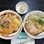 食楽 - 魔王¥930内(左)、ラーメン¥850(右)内、サービスの煮卵¥0　もやしぬるめ。魔王はスープに浸すと辛さと相まってうまい。