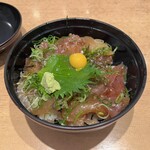 京・朱雀 すし市場 - 海鮮ユッケ丼赤出汁セット