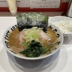 とんこつ みうら - とんこつラーメン（850円）＋ライス（無料）