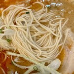 ラーメン海鳴 - しっかりした麺と香りの強いシャキシャキした白ネギは、喉越しがよい