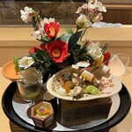 Shino Hara - 八寸はお釈迦様の誕生日をお祝いする花祭り（灌仏会）に因んだもので、花々を綺麗にあしらったもの。口直しのもずくが入ったグラスはオールドバカラ、雰囲気があります