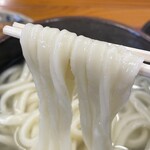 麺処 綿谷 - 釜あげうどん¥380内、大¥110内、揚げ¥130内　ふつううまい。肉ぶっかけの方が好き。揚げはあまり甘くないタイプ。ネギが美味い。瑞々しく苦くなく旨みだけのネギをジャキジャキと。丸亀のネギは美味い。