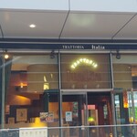 TRATTORIA Italia - トラットリア　イタリアのお店前。満席の張り紙にビックリ〜