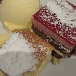 TRATTORIA Italia - デザート３種。バニラアイス、チーズタルト、ラズベリーのタルト〜たっぷりのデザート〜❤