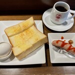 HORI COFFEE 本店 - 飲み物付きトーストとゆでタマゴとソーセージ