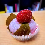 星野菓子店 - 料理写真:さくら餅・いちご(180円)