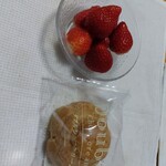 シャトレーゼ - 料理写真:シュークリームとイチゴ、準備OK(^o^)