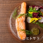 Le Yoshi Casual French＆Bar - シェフの技が光るスペシャリテ『サーモンのミキュイ　甘酸っぱいルバーブのソースで』