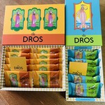 THE DROS グランスタ東京店 - クッキー(ゴルゴンゾーラ＆アーモンド)(左)フィナンシェ(カマンベール＆レモン)(右)包装紙をとっても✨️箱も美しい✩⋆*॰¨̮⋆｡˚(ღ*ˇ ˇ*)｡o♡ᔆᵘᵗᵉᵏⁱ♡