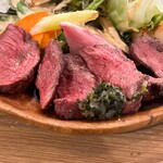 肉と野菜とナチュラルワイン さとう - 短角牛の赤身肉がうまい！
