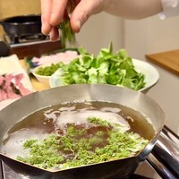 柚木元 - 熊鍋に花山椒をサッと潜らせて