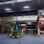 桔梗 - 駐車場入口。奥で赤く光る提灯が目印。