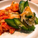 炭火焼肉 肉の匠 ひうち - キムチの盛り合わせ