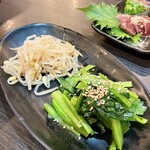 Tori Yakiniku Tori Gun - 小松菜と豆もやしのナムル