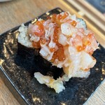 Sushi Atemaki Sushinjuku - エビカニを混ぜ混ぜしてお寿司に投入