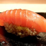 鮨てんび - サーモン燻製醤油辛子