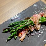 ブラッスリー 航 - 国産グリーンアスパラとカモのグルメ バルサミュソース