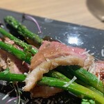 ブラッスリー 航 - 国産グリーンアスパラとカモのグルメ バルサミュソース