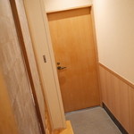 赤坂 きた福 - 隣の個室（左の襖）つき当たりはトイレ