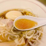 中華そば 壇 - スープは琥珀色で、煮干しの風味が際立っていた。
