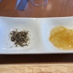 Pizzeria Trattoria PECORINO - 黒胡椒＆ゆずみつ