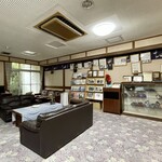 料理旅館 丸寅 - 旅館内観（玄関前の広間）
      壁にはサイン、お客さんからの手紙、掲載された新聞記事などが飾られていました。