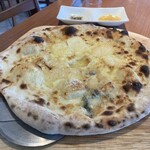 Pizzeria Trattoria PECORINO - クワトロフォルマッジ