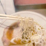 Chuuka Soba Dan - 麺はコシのある中細麺で、スープとの絡みがいい。
                        レアチャーシューは柔らかくて存在感があった。
                        シナチクは極太だった。