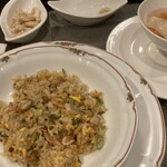 桃花春(神戸メリケンパークオリエンタルホテル) - 桜海老香るXO醤炒飯、ワンタン、トマト、青菜のスープ