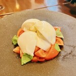 DREAM ON TAIGA - ブラッターチーズとフルーツトマトのカプレーゼ 1880円