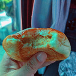 パンの木ベーカリー - バスの遮光フィルムで青みがかっています