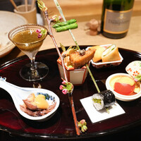 御幸町 田がわ - 桜の八寸：もずく、フルーツトマト、胡瓜とホタルイカの酢味噌掛け、そら豆と鯛の子、鯛の白子の春巻き、粟麩、アスパラ、寿司