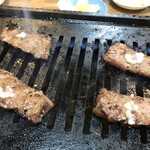 焼肉とよ - ハラミ　ニンニク乗せて最高でした