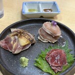 川栄 - ホロホロ鶏の三点盛り！ホワイトボードにオススメとして書かれていました。ジューシーでサッパリいただく事ができます〜美味しいです。