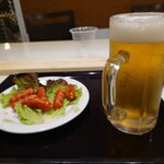 橘丸 - とりあえずビールと赤ウインナー。