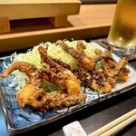 寿し辰 - ゲソの唐揚げ（¥650税抜）
      こちらも女将さんの作ってくれる一品料理。ｶﾘｯｶﾘに揚げられたゲソに合うのはビール一択です！”(*>∀<)o(酒)"