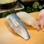 寿し辰 - 小肌とヒラメ。
      小肌はすっかり珍しい寿司ネタになってしまいましたが、たまに頂くとやっぱり美味しい♪(*´༥`*)ｳﾏ~