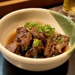 寿し辰 - 牛すじ煮込み（¥550税抜）
      お店の人気メニュー、ほろっとしてキュッとした食べ応えがたまらない、味付けの塩梅もどストライクな女将さんの牛すじ煮♡