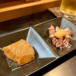 寿し辰 - マグロ煮付けとホタルイカの芥子酢味噌（お通し）
      このマグロ煮付けの味がまたちょうどいい。そう、寿し辰っつぁんの味付けはすべてがちょうどええ(*´ω`*)