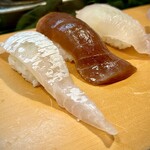 寿し辰 - 鯛の昆布締めとバチ鮪の漬け。
      ほんのり香る昆布が繊細な鯛と、絶妙な味付けでねっとり漬けられたマグロです♪(๑˃̵ᴗ˂̵)ｵｲｼ~