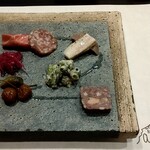 ビストロ　アギャット - 蝦夷鹿のパテ　豚トロと豚舌のハム　イベリコ豚の生ハムとサラミ　ピクルス　紫キャベツ　こごみのマリネ他