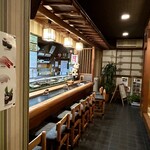 寿し辰 - カウンター7席に小上がりテーブル席が4つ、2階も宴会場があるみたいでなかなか広いお店です。
